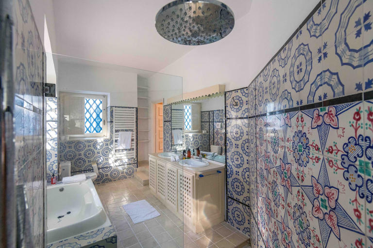 Bathroom 3, La Demeure, Carthage