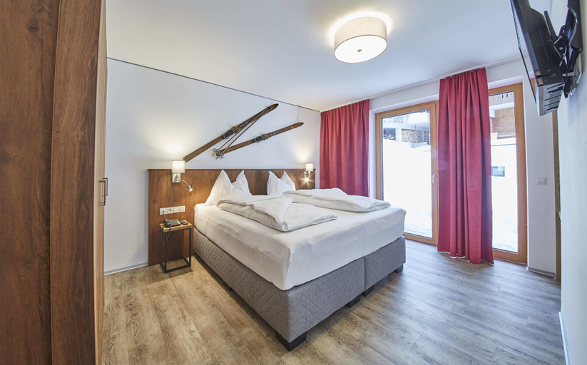 Bedroom 3, AlpenParks Hotel & Apartment Sonnleiten, Zell am See