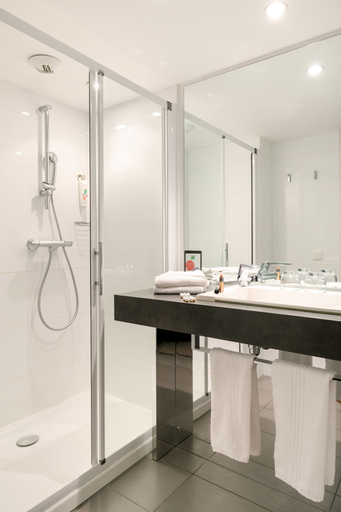 Bathroom 5, ibis Styles Menton Centre, Alpes-Maritimes