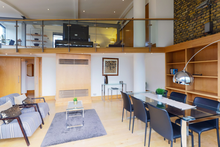 Food & Drinks, Monument by Excel Apartments, London