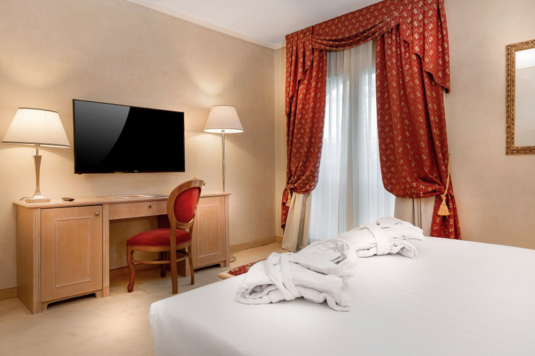 Bedroom 4, Hotel De Londres, Rimini