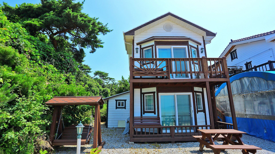 Exterior & Views 2, Morwenna Pension, Taean