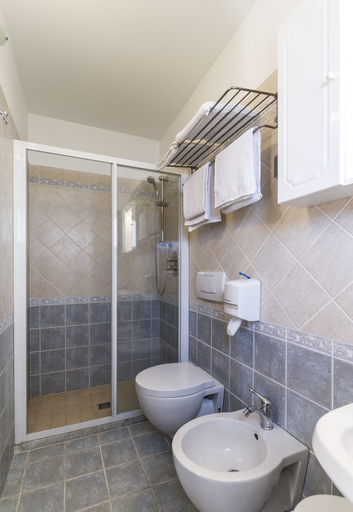 Bathroom 4, Hotel Tarabella, Lucca