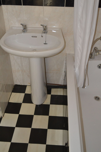 Bathroom 4, Holmlea Guest House, Blackpool