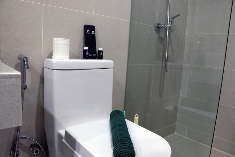 Bathroom 3, Comfort And Minimalist 2Br At Daan Mogot City Apartment, Jakarta Barat