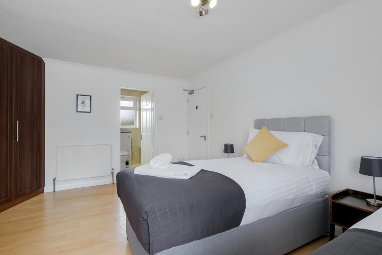 Bedroom 2, Heathrow Living St Annes Svcs Hse 5 BDRM, Surrey