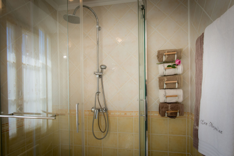 Bathroom 5, Les Magnolias, Dordogne