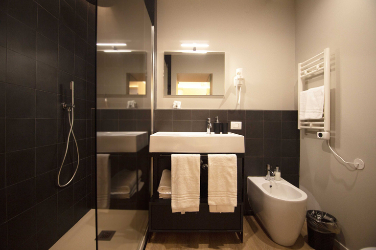 Bathroom 4, Hotel Orientale, Brindisi