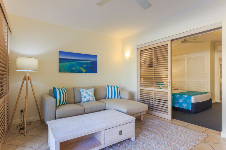 Bedroom 3, Macrossan House, Douglas