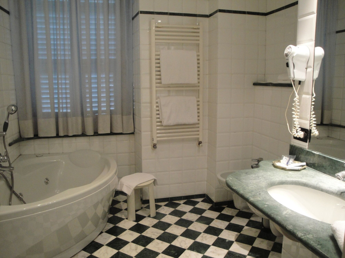 Bathroom 4, Hotel Due Mondi, Torino