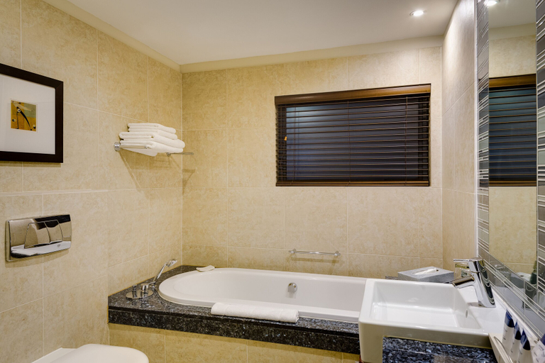 Bathroom 5, Protea Hotel by Marriott Cape Town North Wharf, City of Cape Town