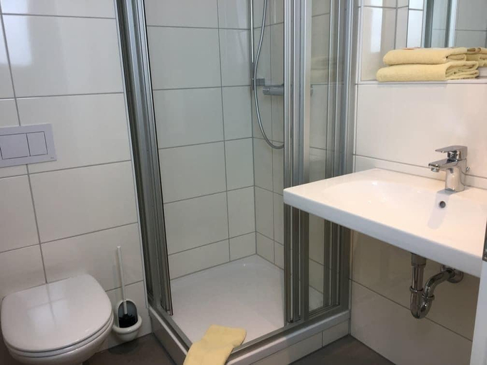 Bathroom 5, Main Kinzig Hotel am Limes, Main-Kinzig-Kreis