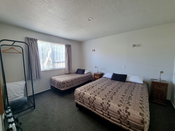 Bedroom 2, ASURE Highpark Motor Inn, Grey