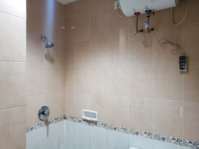 Bathroom 3, Minimalist And Comfy 1Br At The Boulevard Apartment, Jakarta Pusat