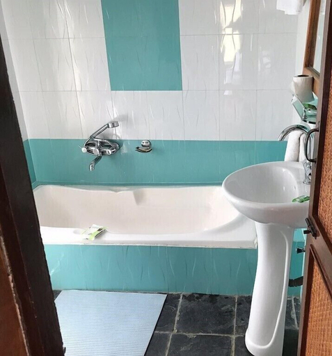 Bathroom 4, Himalayan Deurali Resort, Gandaki