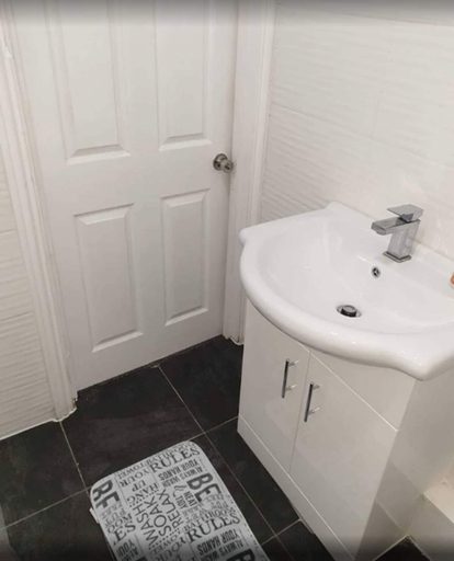 Bathroom 2, Studio in Pedestrianized High Street, Kent
