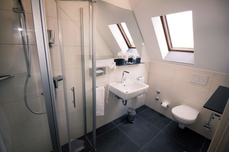 Bathroom 5, Landhotel & Weingasthof Schwarzer Adler, Kitzingen