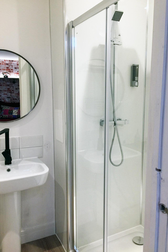 Bathroom 4, Beaverhall Holiday Apartments, Edinburgh