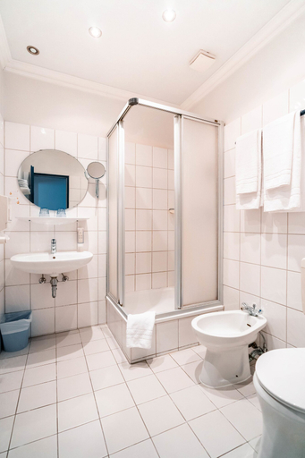 Bathroom 5, Hotel Berliner Bär, Berlin