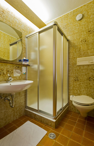 Bathroom 4, Hotel Mondschein, Bolzano