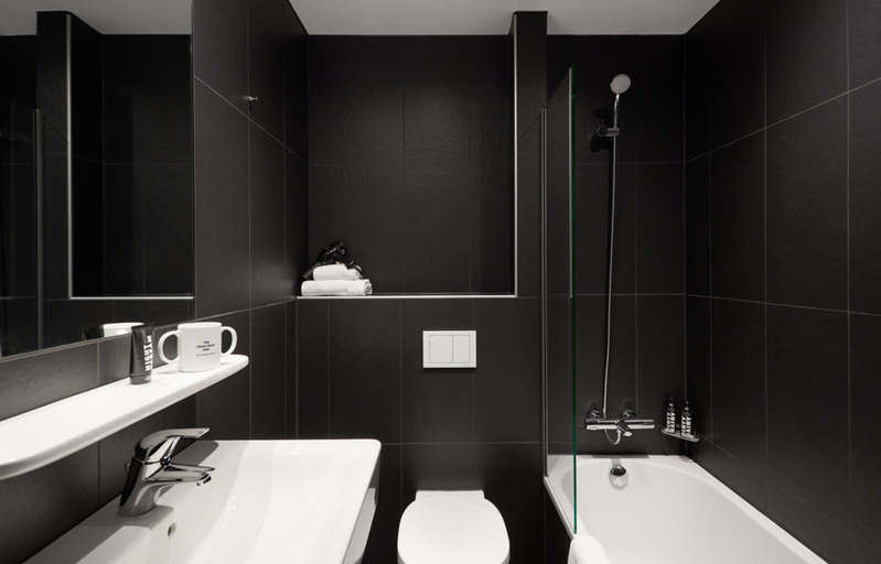 Bathroom 4, The Social Hub Amsterdam West, Amsterdam