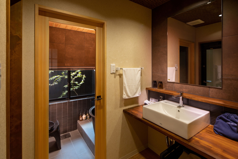 Bathroom 4, Tsumugi Horikawakichimonji, Kyoto