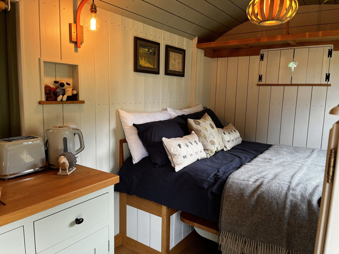 Bedroom 2, The Crooked Gate - Luxury Romantic Getaway, Kent