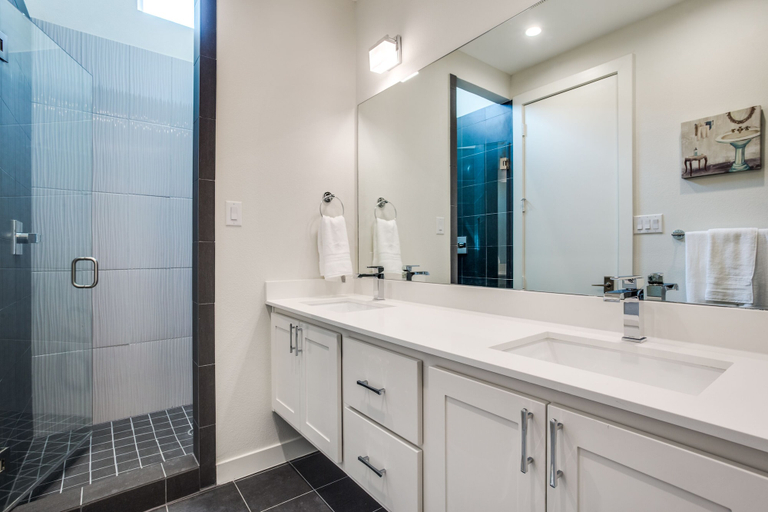 Bathroom 4, Modern Dallas TownHome 2 BR fully furnis, Dallas