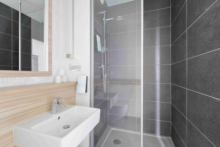 Bathroom, Campanile Roissy - Aéroport CDG - Le Mesnil Amelot, Seine-et-Marne