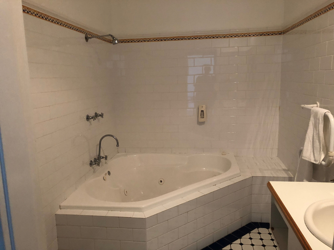 Bathroom 4, Squid Ink Motel, Lake Macquarie - East
