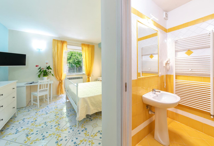 Bathroom 4, Hotel Il Nespolo, Napoli