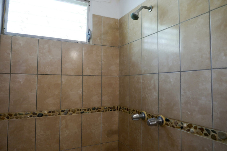 Bathroom 4, El Pacifico Hotel, Tola