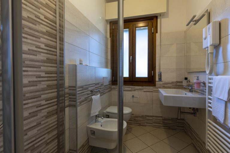 Bathroom 4, Hotel La Tavernetta, Ravenna