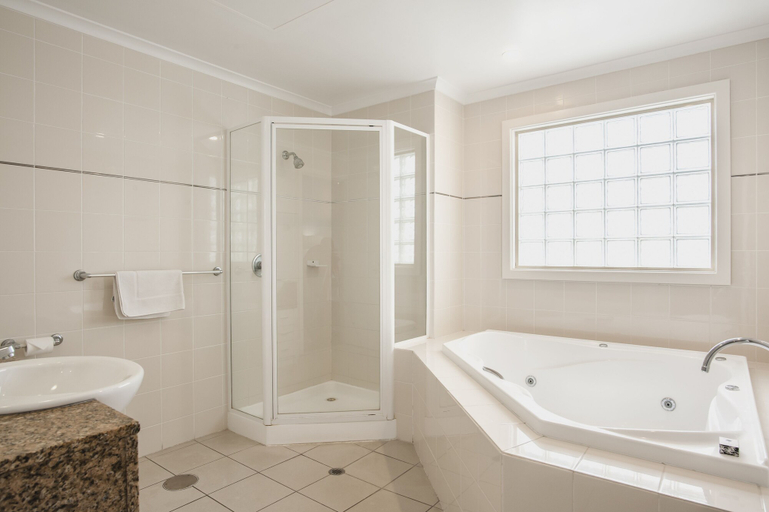 Bathroom 4, The Marina Hotel, Port Lincoln