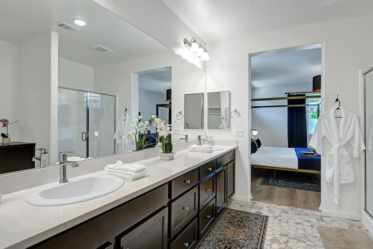 Bathroom 4, The Gryffin, Riverside