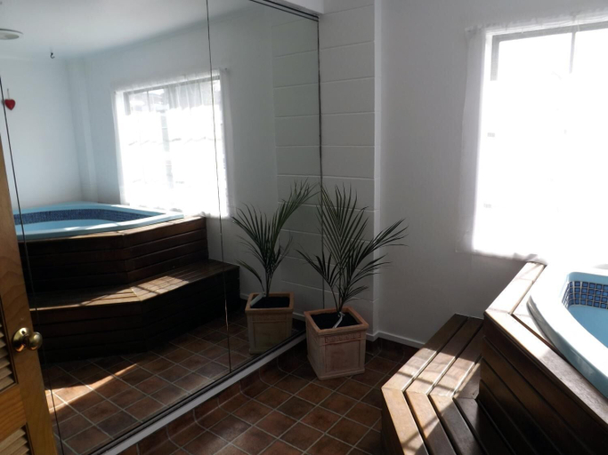 Bathroom 3, Karaka Tree Motel, Taupo