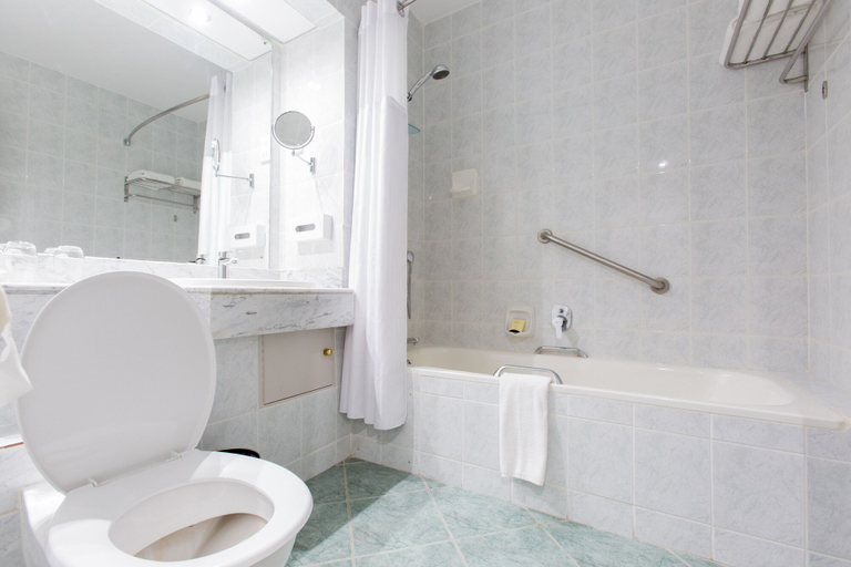 Bathroom 5, Holiday Inn HARARE by IHG, Harare