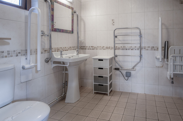 Bathroom 4, Lilac Cottage - 1 Bed Cottage - Amroth, Pembrokeshire