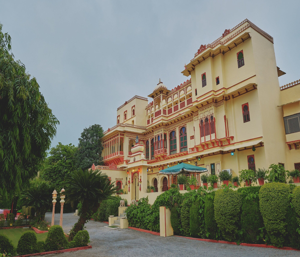 Exterior & Views
