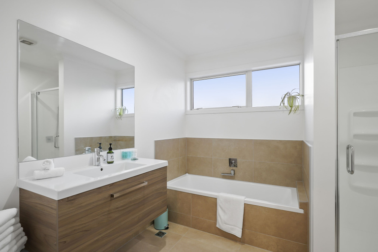 Bathroom 4, Modern 3BR Family House - Yard & Big TV, Waitakere
