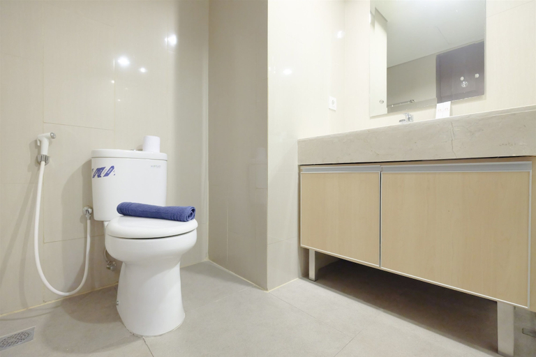 Bathroom 5, Comfortable and Modern Studio Apartment near Cawang and MT Haryono By Travelio, East Jakarta