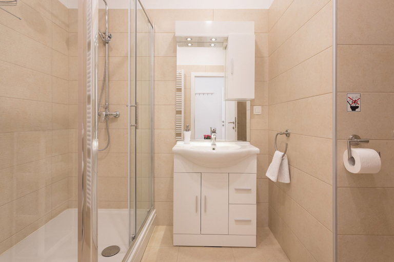 Bathroom 2, Charming and Bright Studio in Zagreb Center!, Zagreb