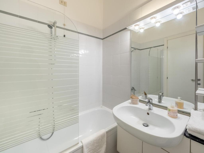 Bathroom 3, Aparthotel Navigli, Milano