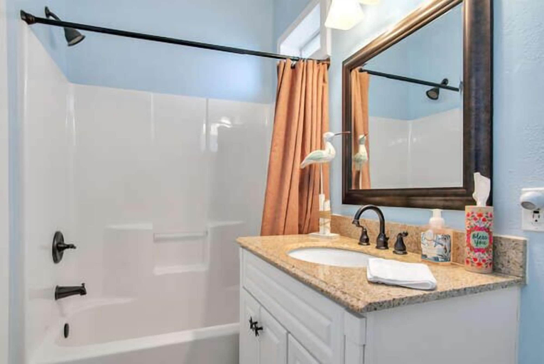 Bathroom 4, Salty Smooch, Nueces