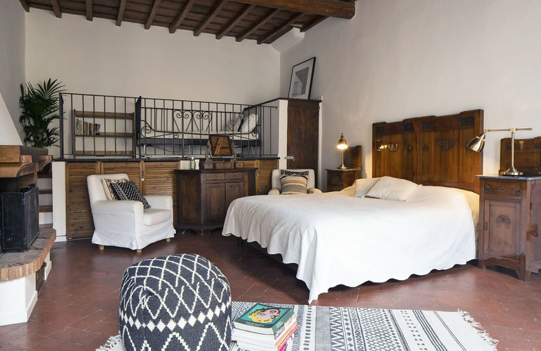Room 5, A Few Steps to The Duomo Majestic 5BD Apt, Florence
