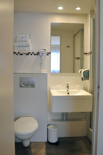 Bathroom 4, Kyriad - Caen Centre, Calvados