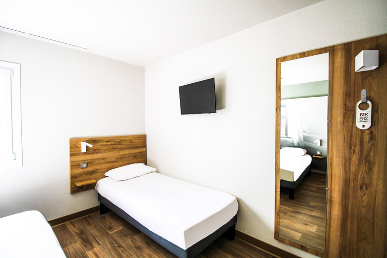 Bedroom 3, B&B HOTEL Montélimar Sud, Drôme