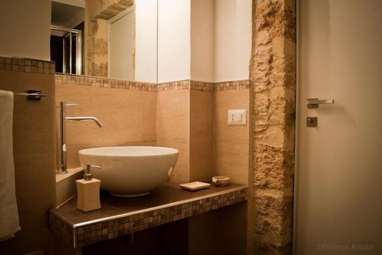 Bathroom 4, B&B Carella, Palermo