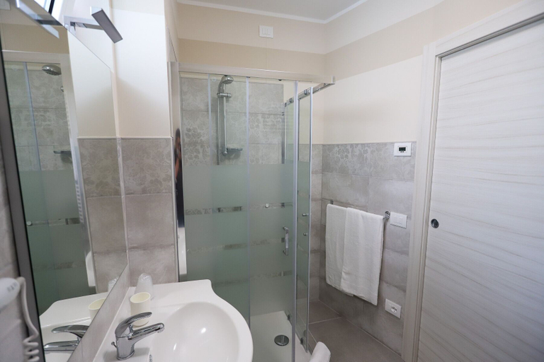 Bathroom 3, Home Hotel, Treviso