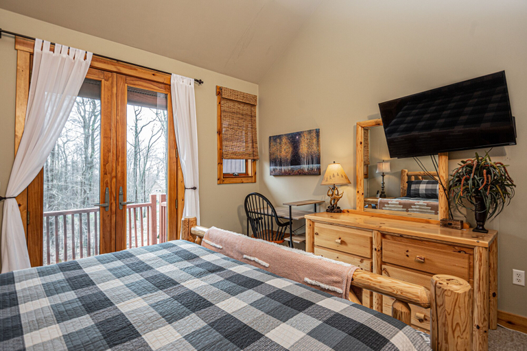 Bedroom 3, Silver Skis, Garrett